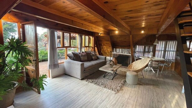 Une pièce confortable de style loft, avec un canapé, une table basse et un coin repas équipé de chaises.