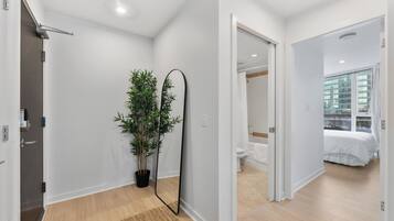 2 habitaciones, escritorio y tabla de planchar con plancha