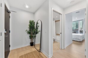 2 bedrooms, desk, iron/ironing board, travel cot - The Altitude - 2 Bed Mountain & City Views + Hot tub & Pool - Stadium District (Vancouver)