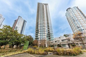 Exterior - The Altitude - 2 Bed Mountain & City Views + Hot tub & Pool - Stadium District (Vancouver)