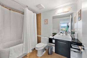 Hair dryer, towels, soap, shampoo - The Altitude - 2 Bed Mountain & City Views + Hot tub & Pool - Stadium District (Vancouver)