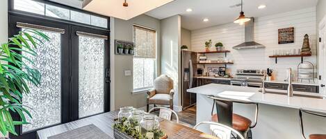 Fridge, microwave, stovetop, dishwasher