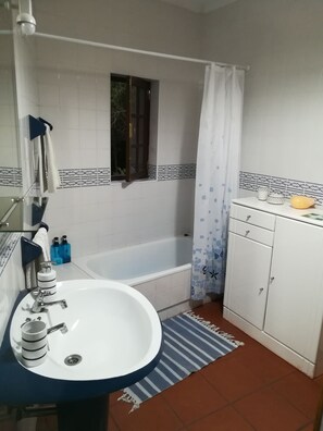 Dusj, hårføner, bidé og håndklær