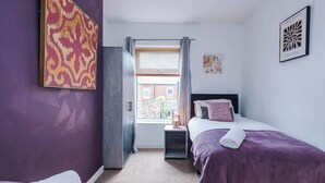Tabla de planchar con plancha, wifi gratis y ropa de cama