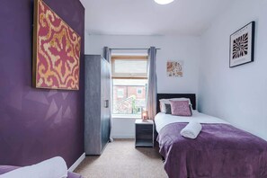 Iron/ironing board, WiFi (free), bed sheets - Comfortable 2 Bedroom Home Sleeps 4 With WiFi (Warrington)