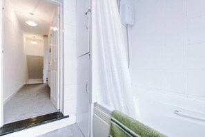 Shower, hair dryer - Quiet and Comfortable Home (Warrington)
