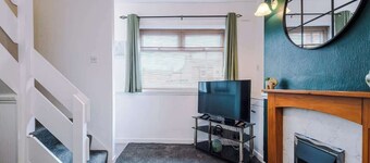 Comfortable 2 Bedroom Home Sleeps 4 With WiFi