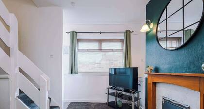 Comfortable 2 Bedroom Home Sleeps 4 With WiFi