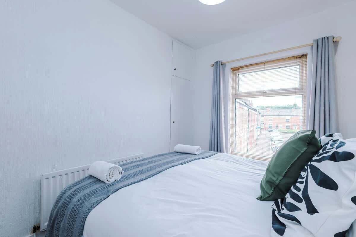 Iron/ironing board, free WiFi, bed sheets