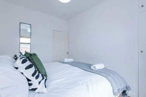 Comfortable 2 Bedroom Home Sleeps 4 With WiFi