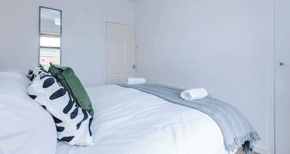 Comfortable 2 Bedroom Home Sleeps 4 With WiFi