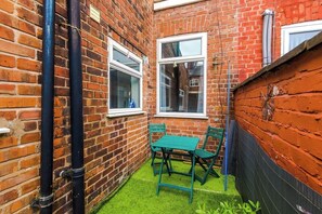 Outdoor dining - Quiet and Comfortable Home (Warrington)