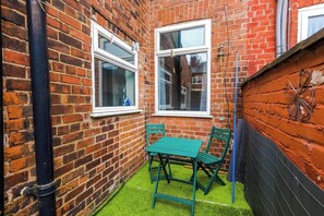 Outdoor dining - Quiet and Comfortable Home (Warrington)