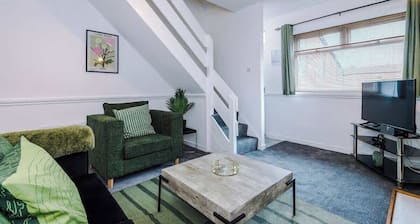 Comfortable 2 Bedroom Home Sleeps 4 With WiFi