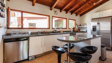 Frigorifero, microonde, forno, macchina per tè/caffè