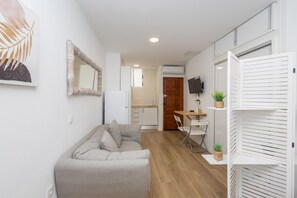 TV - Cozy Studio Las Canteras - 2 min walk to Beach (Las Palmas de Gran Canaria)