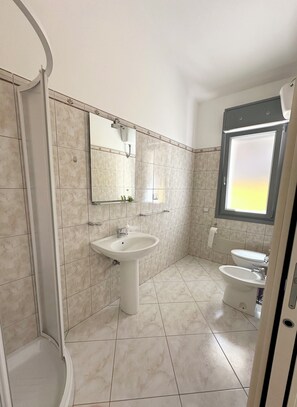 Regadera, secadora de cabello, bidet, toallas 