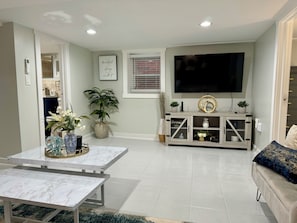 Smart TV, books - Cozy 2-bedroom Gem in charming North Bergen with Parking, backyard, and grill (North Bergen)