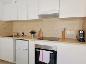 Een koelkast, een oven, een koffiezetapparaat/waterkoker