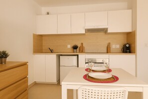 Kühlschrank, Ofen, Wasserkocher mit Kaffee-/Teezubehör