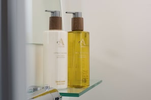 Cabane | Équipements de salle de bain | Douche, sèche-cheveux, serviettes fournies, papier toilette
