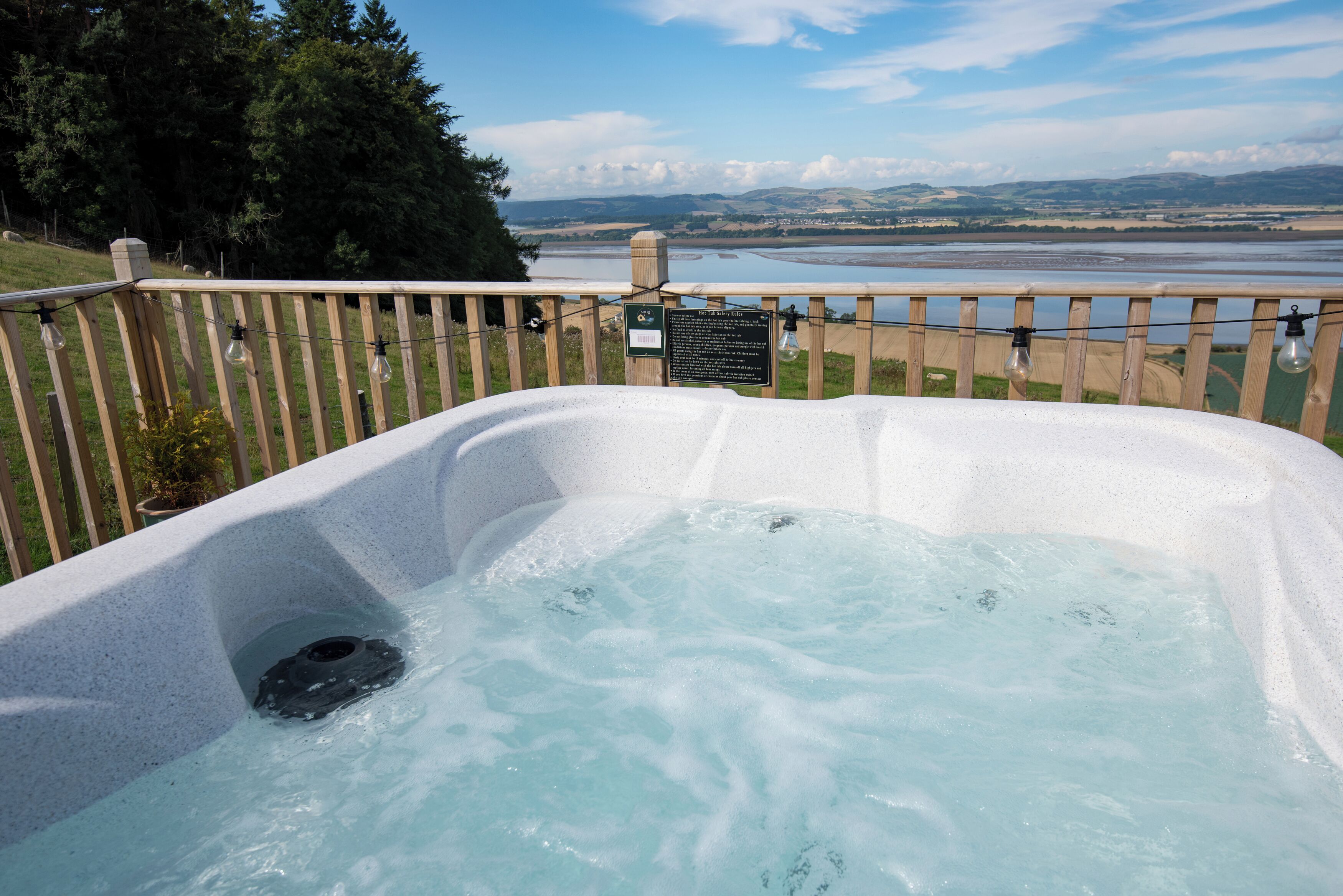 Ein Whirlpool mit Blick auf einen Fluss und Berge.