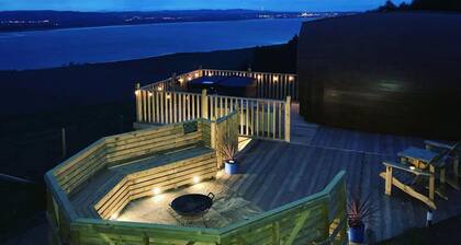 Luxurious Snug With Hottub Which Sleeps-2 in Fife