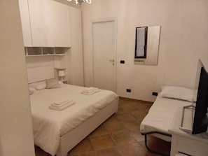 1 quarto, escrivaninha, ferros/tábuas de passar roupa, Wi-Fi de cortesia
