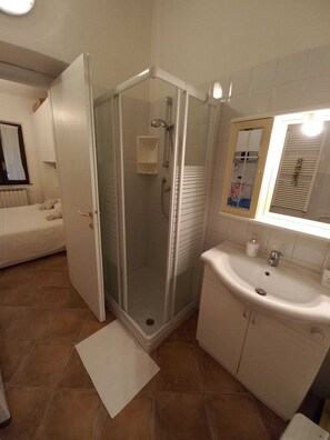 Ducha, secador de pelo, bidet, toallas