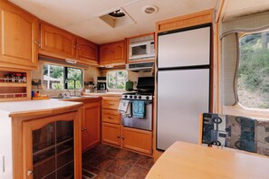 Placa de cocina, cafetera/tetera, utensilios de cocina