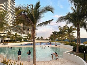 Una piscina al aire libre