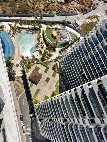 Penthouse 2-bedroom condo in adorable San Fernando with WiFi, AC, 8pax+2kids3yo.