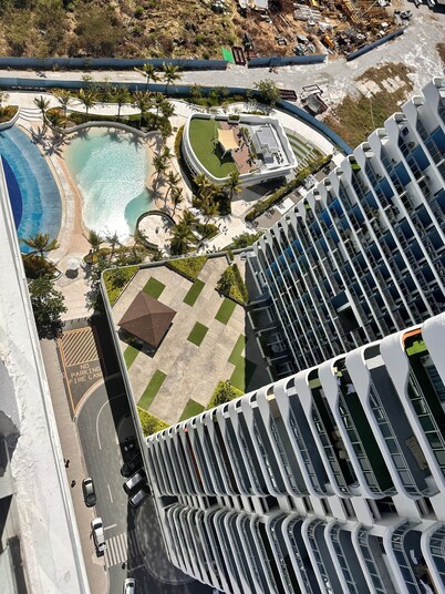 Penthouse 2-bedroom condo in adorable San Fernando with WiFi, AC, 8pax+2kids3yo.