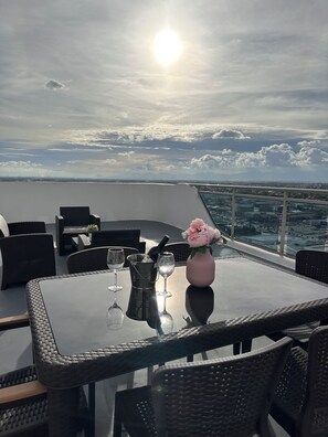 Outdoor dining - Penthouse 2-bedroom condo in adorable San Fernando with WiFi, AC, 8pax+2kids3yo. (San Fernando)