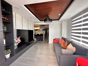 Smart TV, music library, stereo - Penthouse 2-bedroom condo in adorable San Fernando with WiFi, AC, 8pax+2kids3yo. (San Fernando)