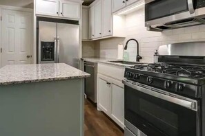 Molinillo de café, papel de cocina, mesa de comedor y isla de cocina