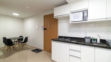Apartamento básico | Cozinha privada | Talheres/pratos/utensílios de cozinha