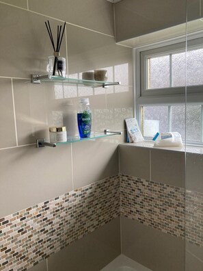 Shower, towels - Glendale Close Homely House in Nottingham (Nottingham)