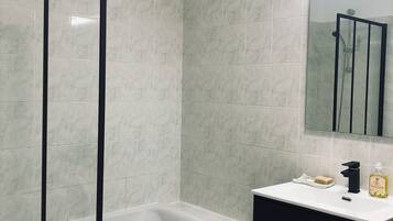 Haartrockner, Seife, Toilettenpapier