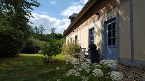 Ein Backsteinhaus mit Garten davor.