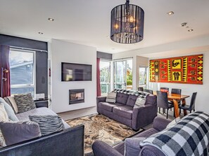 TV, fireplace - Snow-Vannah - Ohakune Holiday Home (Ohakune)