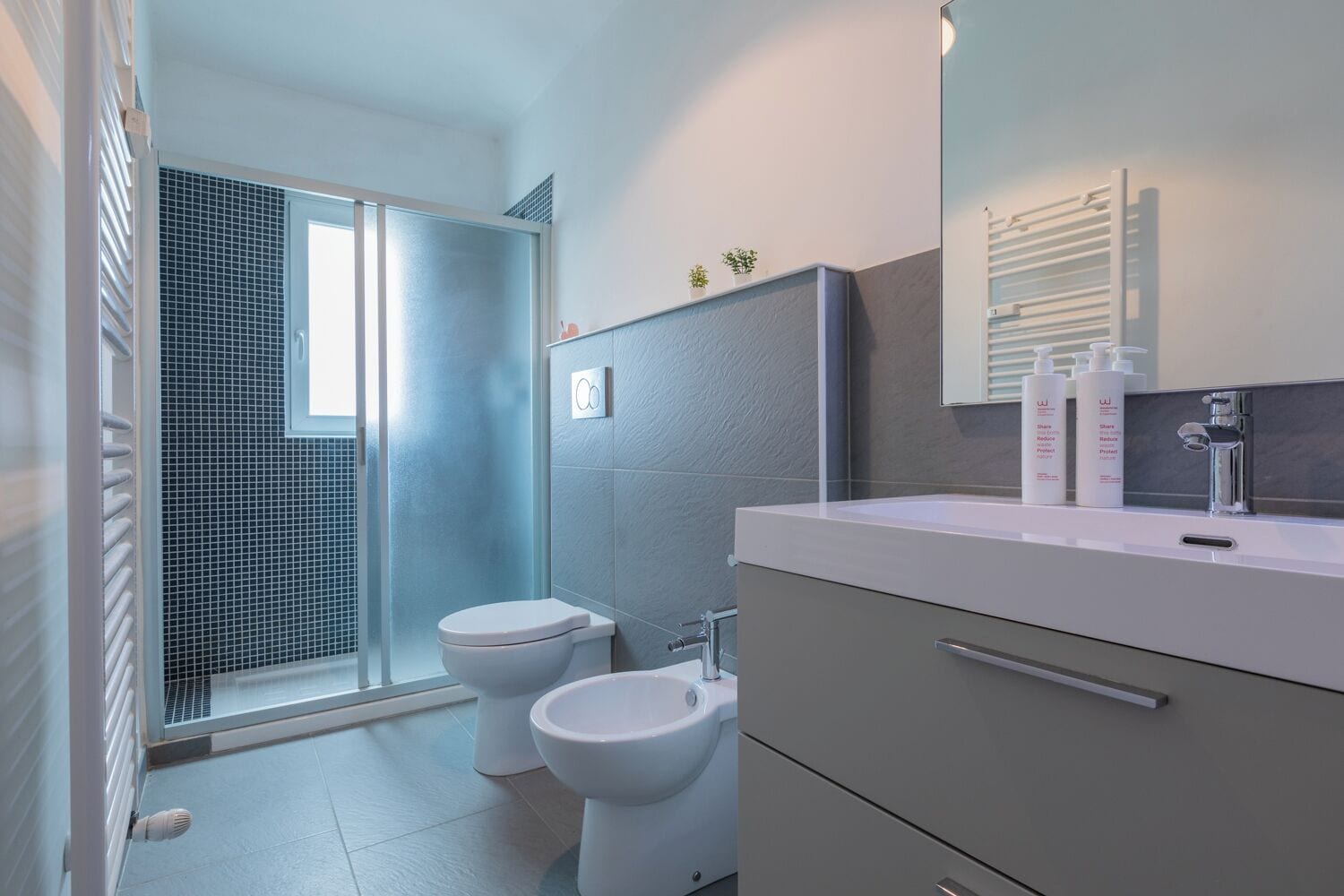Apartamento, sacada | Banheiro | Chuveiro, secador de cabelo, bidê, toalhas de banho