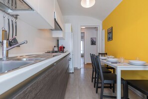 Apartment, Balcony | Private kitchen | Full-size fridge, microwave, oven, stovetop - Appartamento Re Umberto (Turin)