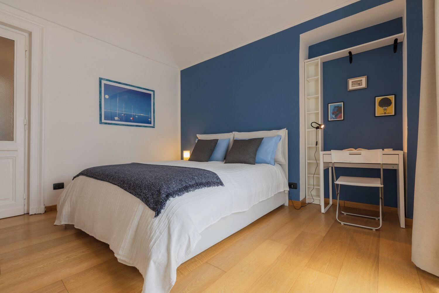 Ein Schlafzimmer mit einem Bett, einem Schreibtisch und einem Stuhl.