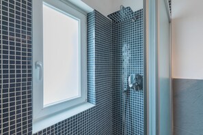 Apartamento, sacada | Banheiro | Chuveiro, secador de cabelo, bidê, toalhas de banho