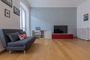 Apartment, Balcony | Living area | 35-inch TV with digital channels - Appartamento Re Umberto (Turin)