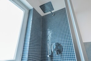 Apartamento, sacada | Banheiro | Chuveiro, secador de cabelo, bidê, toalhas de banho