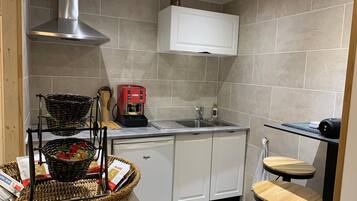 Een koelkast, een microgolfoven, een kookplaat