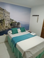 Espacio para trabajar con laptop, wifi gratis y ropa de cama