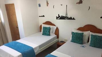 Espacio para trabajar con laptop, wifi gratis y ropa de cama